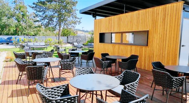 Serviced apartment with patio & yard | Pets allowed — photo 4