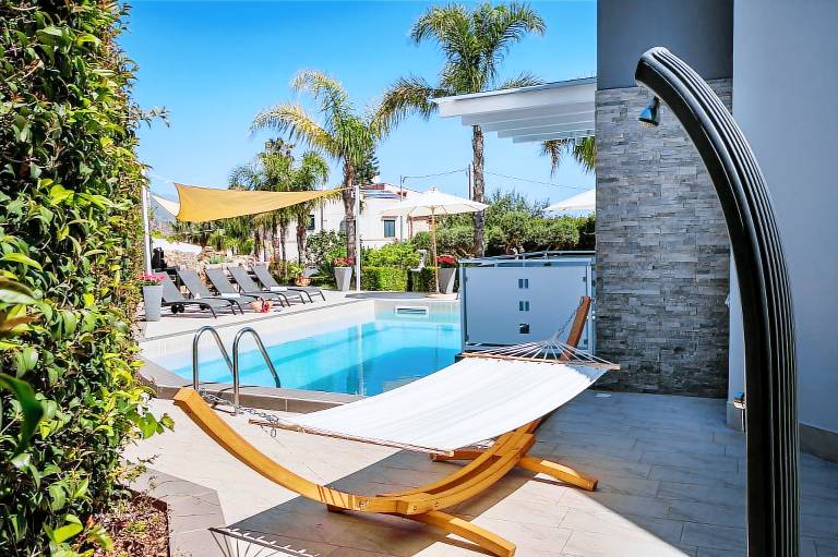 Villa with private pool, jacuzzi & yard | Sea view — photo 3