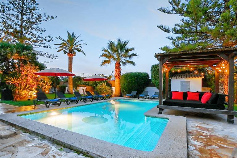 House with pool, yard & barbeque in Denia