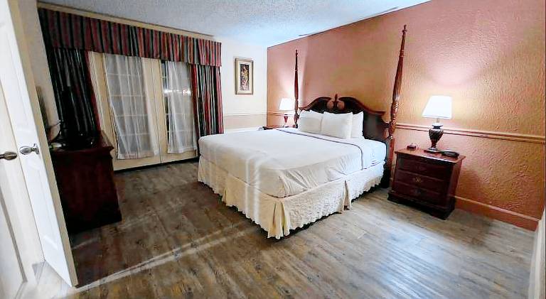 Royal Suites Baton Rouge near LSU and Airport in Baton Rouge, LA