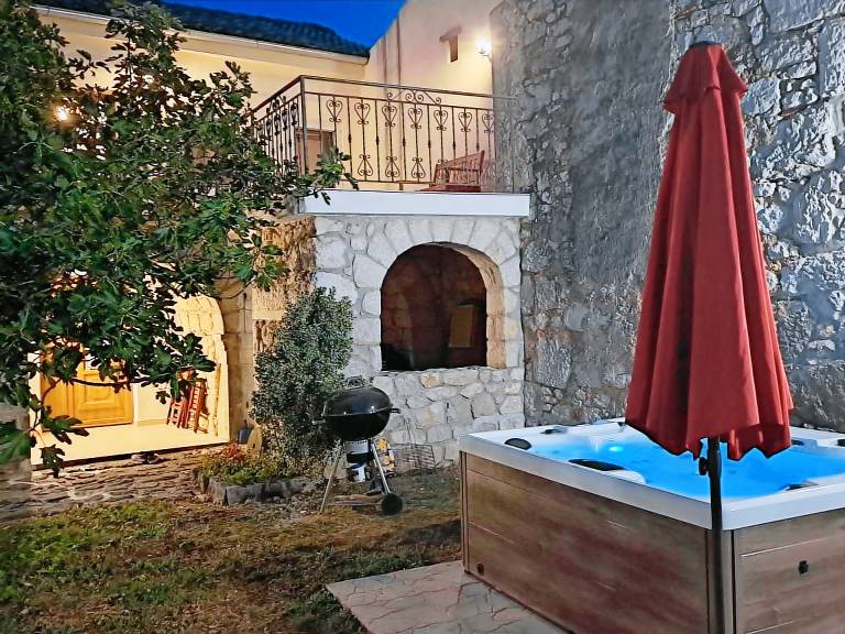 Pleasant vacation home with grill, yard & patio | Nature view | Pets allowed — photo 4
