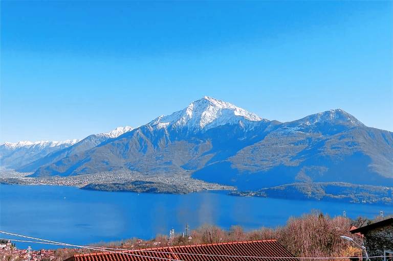 Vacation chalet nest with panoramic lake view — photo 2