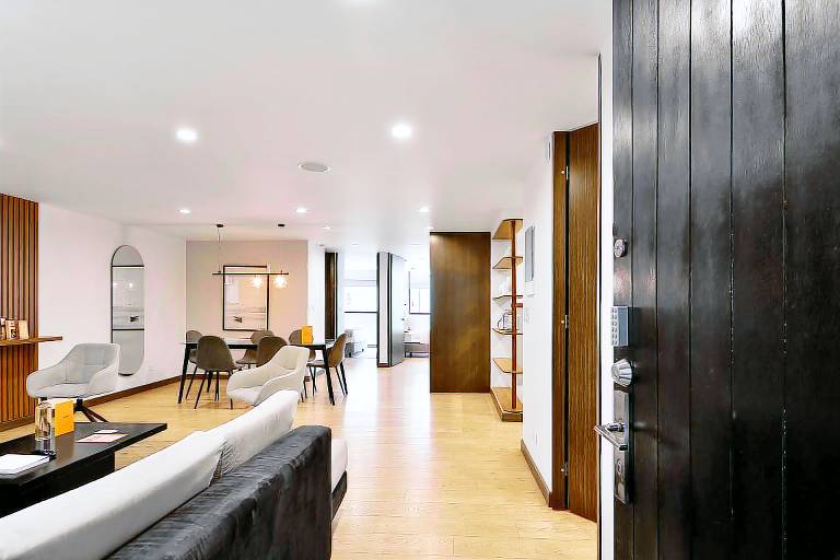 w Perfect 3BR with Terrace in Zona T