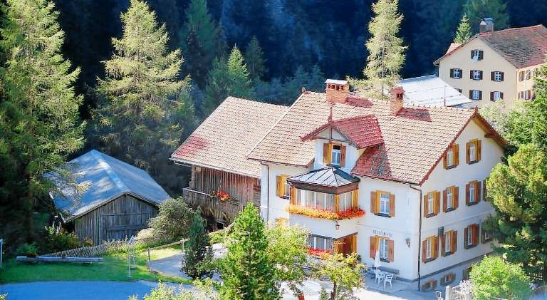 Apartment with garden, patio & grill | Perfect for remote work in Surses