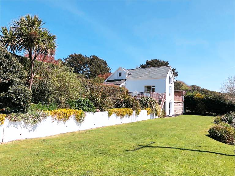 Family-oriented cottage with sauna, terrace & jacuzzi | Beach view | Pets allowed — photo 2