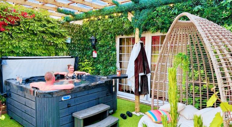FINN VILLAGE - Loch Lomond Villa - THE JUNGLE ROOM with a PRIVATE HOT TUB in Stirling