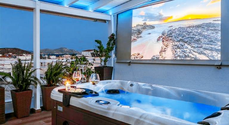 Holiday apartment with barbecue, jacuzzi & patio in Vari-Voula-Vouliagmeni