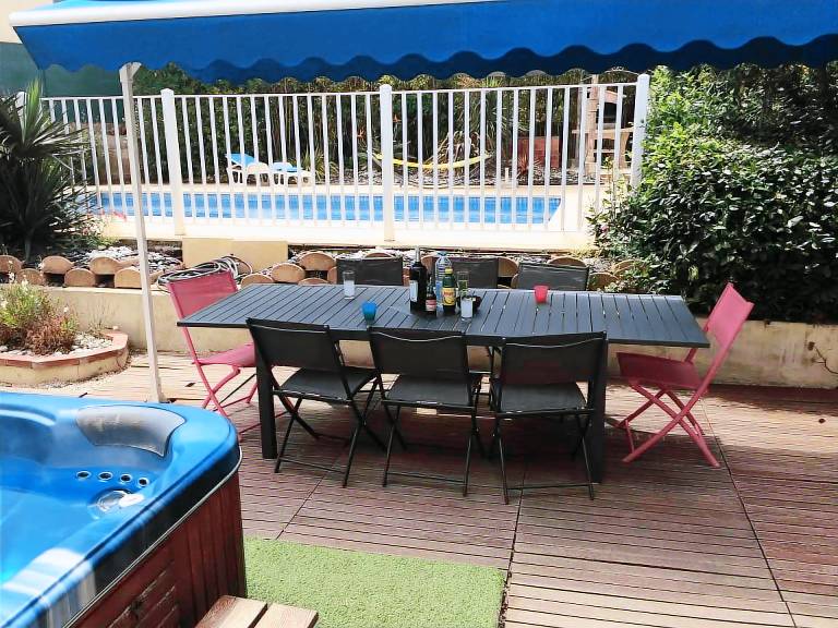 Vacation home with patio, barbecue & pool — photo 5