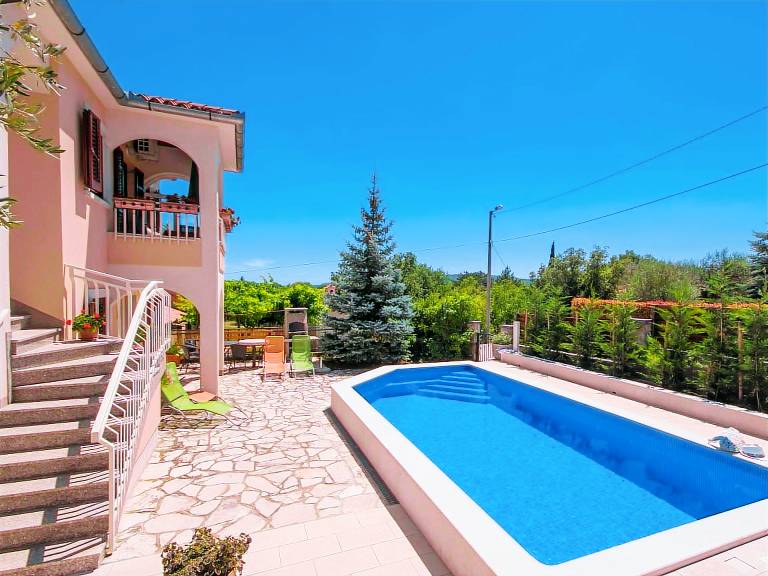 Child-friendly rental with garden, terrace & pool | Pool view | Dogs allowed — photo 4