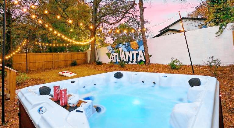 Vacation home with jacuzzi in Atlanta, GA