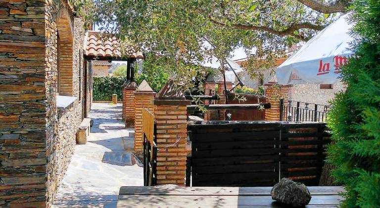 House with patio, garden & barbecue — photo 2