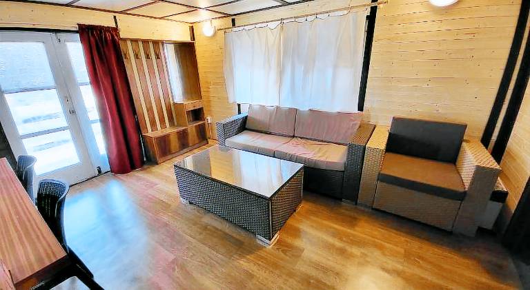 Lodge with terrace, barbecue & yard — photo 2