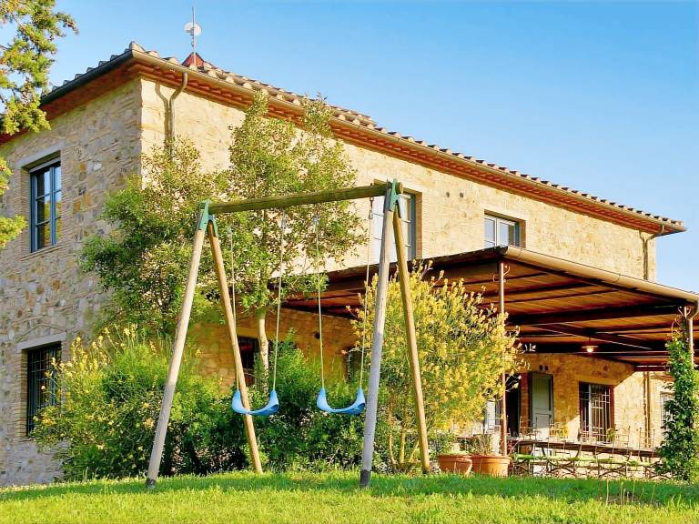 Vacation home with BBQ, yard & private pool — photo 4