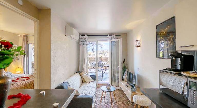 Serviced apartment with jacuzzi & patio | Close to the beach | Pet-friendly — photo 2
