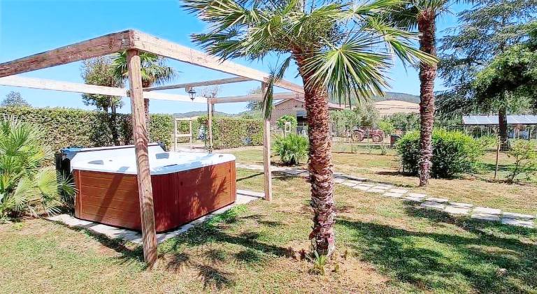 Beautiful rental apartment with yard, jacuzzi & patio | Suitable for remote work | Dogs allowed — photo 4