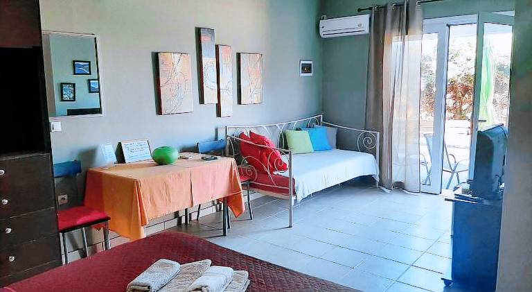 Rental apartment with yard & terrace — photo 2