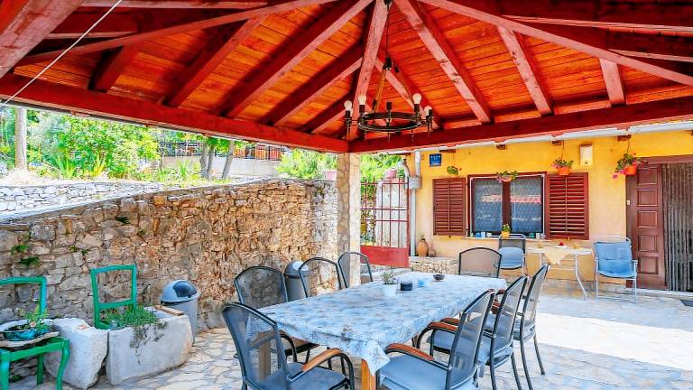 Pleasant villa with patio, yard & pool | Pets are welcome — photo 3