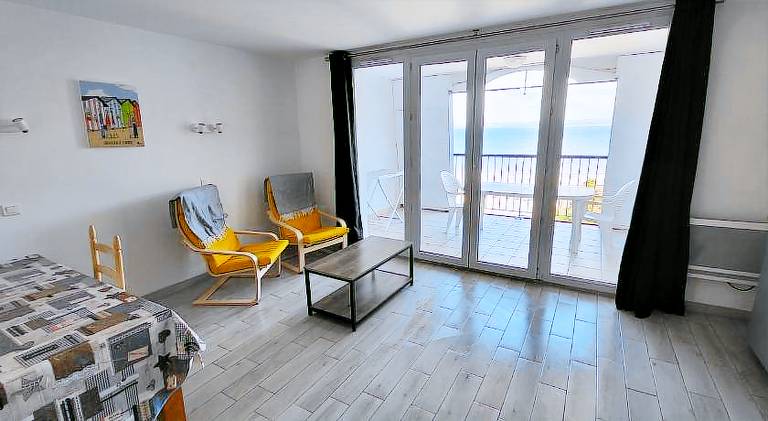 Apartment with pool — photo 2