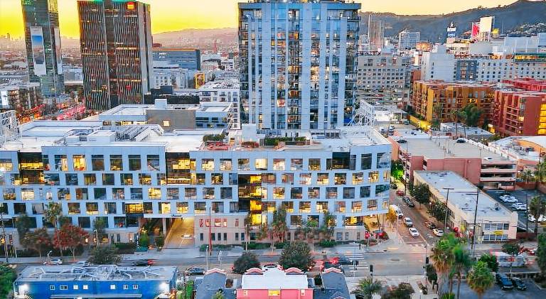 2 Units in Prime Hollywood Location Chic Renovated 1BDRs w Patio AvantStay — photo 5