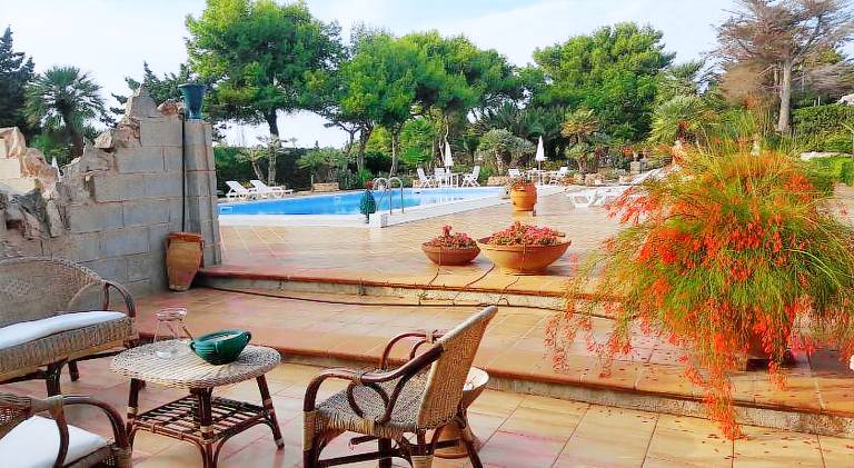 Holiday apartment with yard, pool & patio — photo 5
