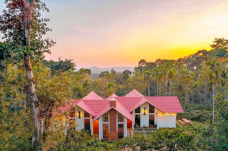 Lovely villa with BBQ, pool & yard | Pets are welcome in Chikkamagaluru