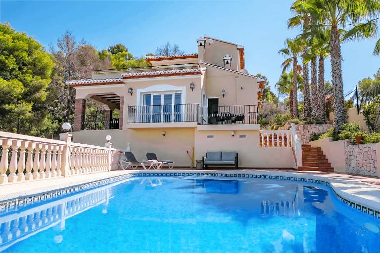 Beautiful villa with private pool, grill & patio | Pet-friendly — photo 2