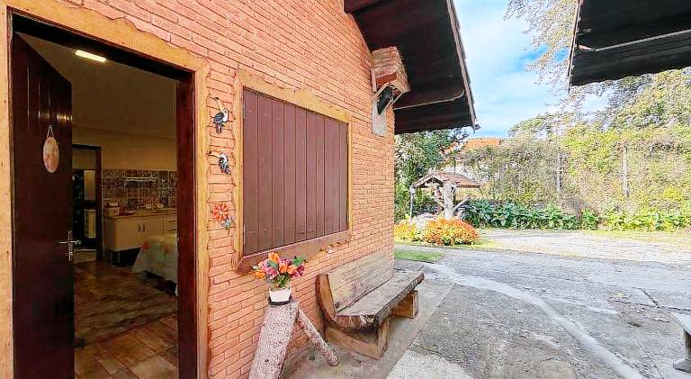 Chalet with yard in Camanducaia