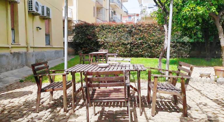 Rental apartment with patio, BBQ & yard — photo 5