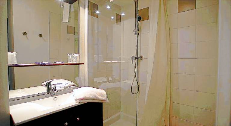 Pleasant serviced apartment with yard & pool | Pets allowed — photo 2