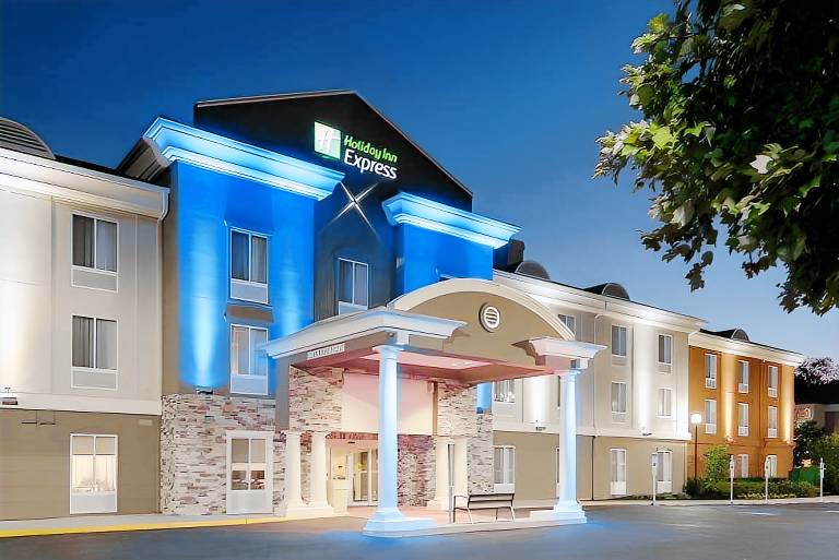 Holiday Inn Express & Suites Philadelphia Mt Laurel by IHG