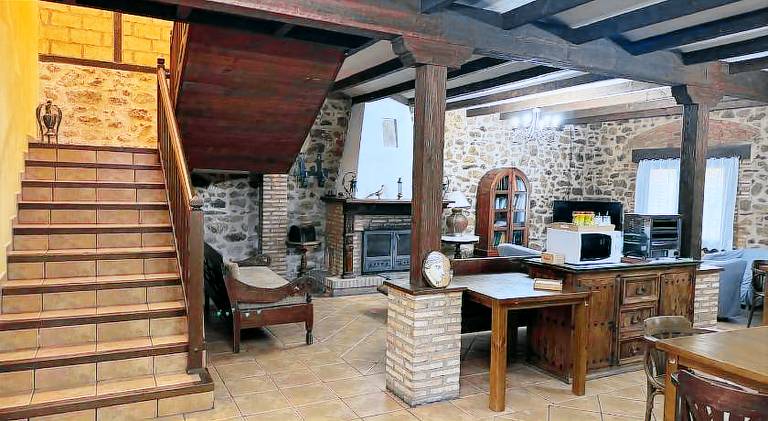 Nice vacation home with BBQ, hot tub & terrace | Pet-friendly — photo 4