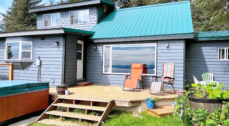 Vacation home with hot tub | Pet-friendly in Homer, AK