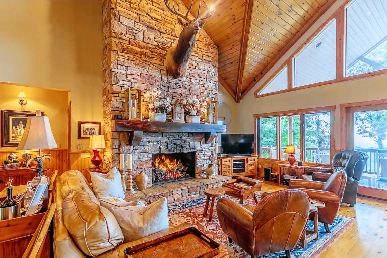 The Boulders - 1 mi from Parkway, Hot Tub, 50-Mile Views, Pool Table, Wet Bar — photo 4