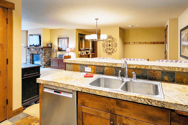 Family-oriented condo with fast internet, jacuzzi & heated pool | Mountain view | Close to the ski | Dogs allowed — photo 5
