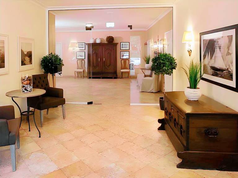 Spacious serviced apartment with pool, patio & yard | Beach nearby | Dogs allowed — photo 5