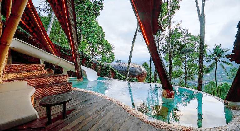 Lodge with private pool, yard & patio | Pet-friendly — photo 3