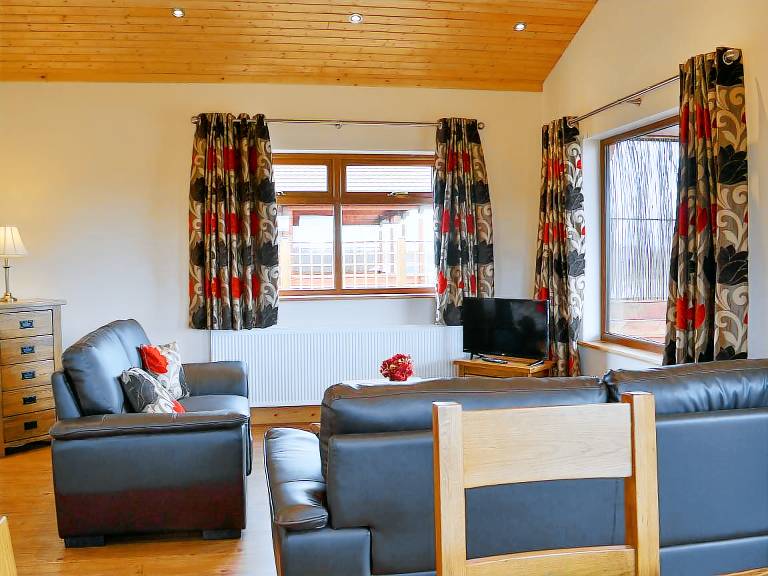 Children-friendly charming cottage with hot tub & garden | River view | Pets allowed — photo 2