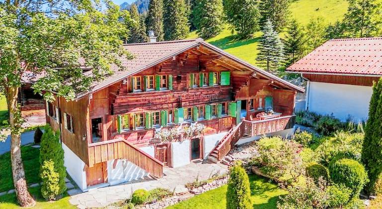 Chalet with pool in Saanen
