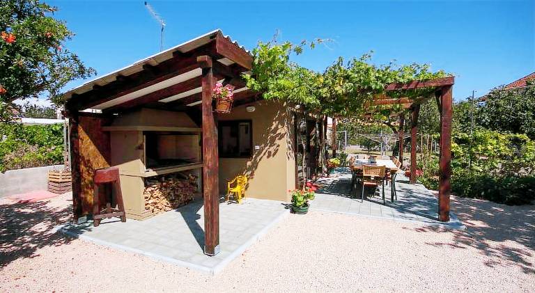 Holiday apartment with garden, barbeque & patio — photo 3
