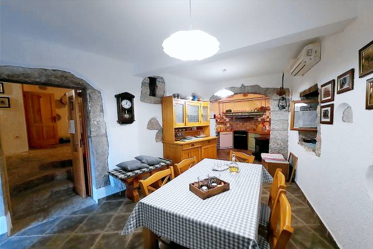 Fully equipped ample house with barbeque, hot tub & private pool | Dogs allowed — photo 3