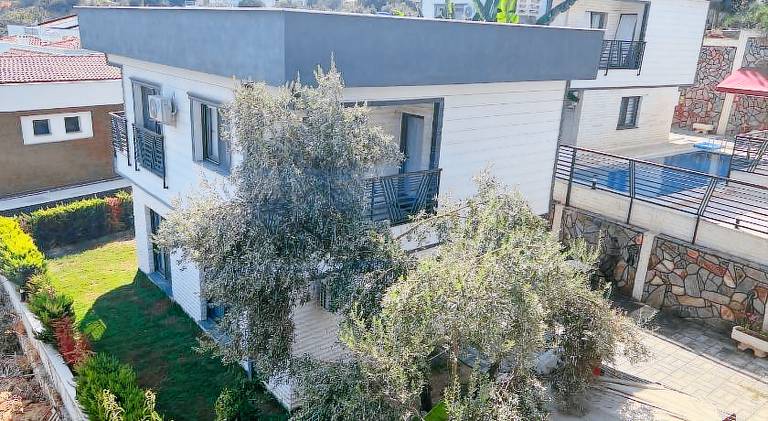 Villa with yard, terrace & private pool in Kusadasi