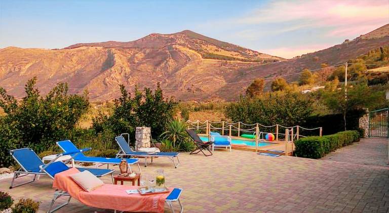 Villa with yard, barbecue & private pool | Pets allowed — photo 5