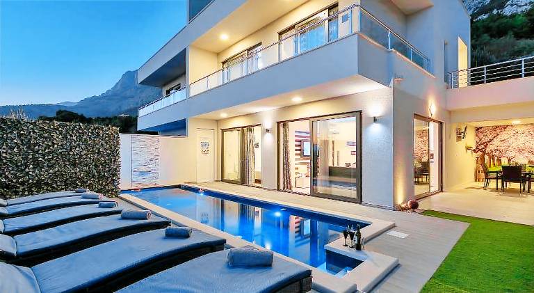 Vacation home with pool in Tucepi