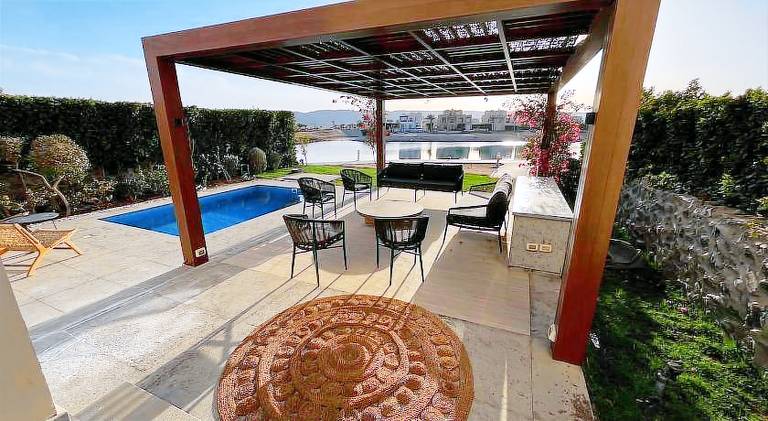 House with pool — photo 2