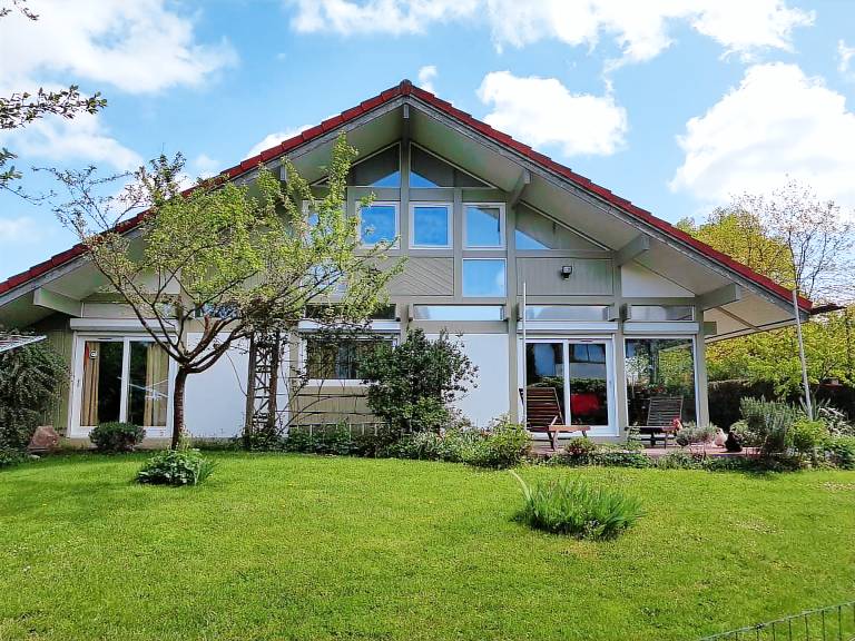Private room with patio, yard & fast internet | River view in Nancy