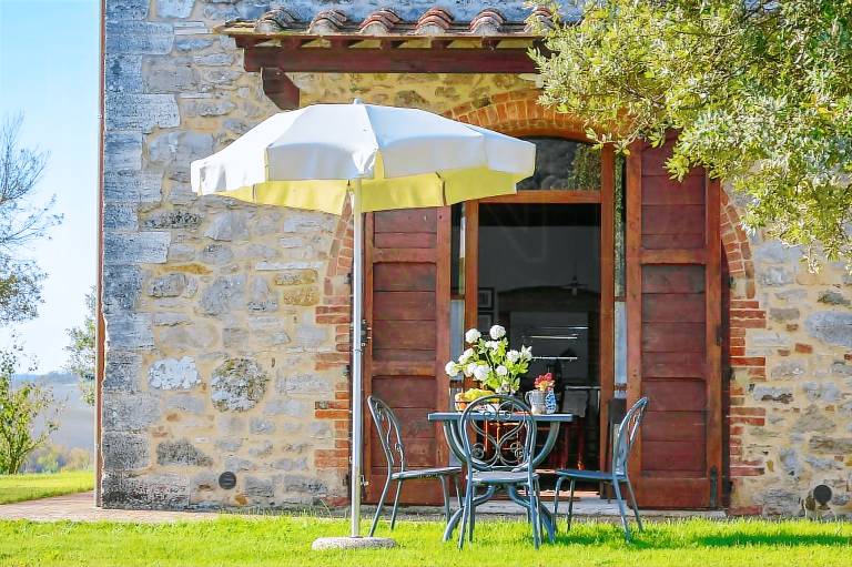 Holiday apartment with terrace, grill & yard — photo 4
