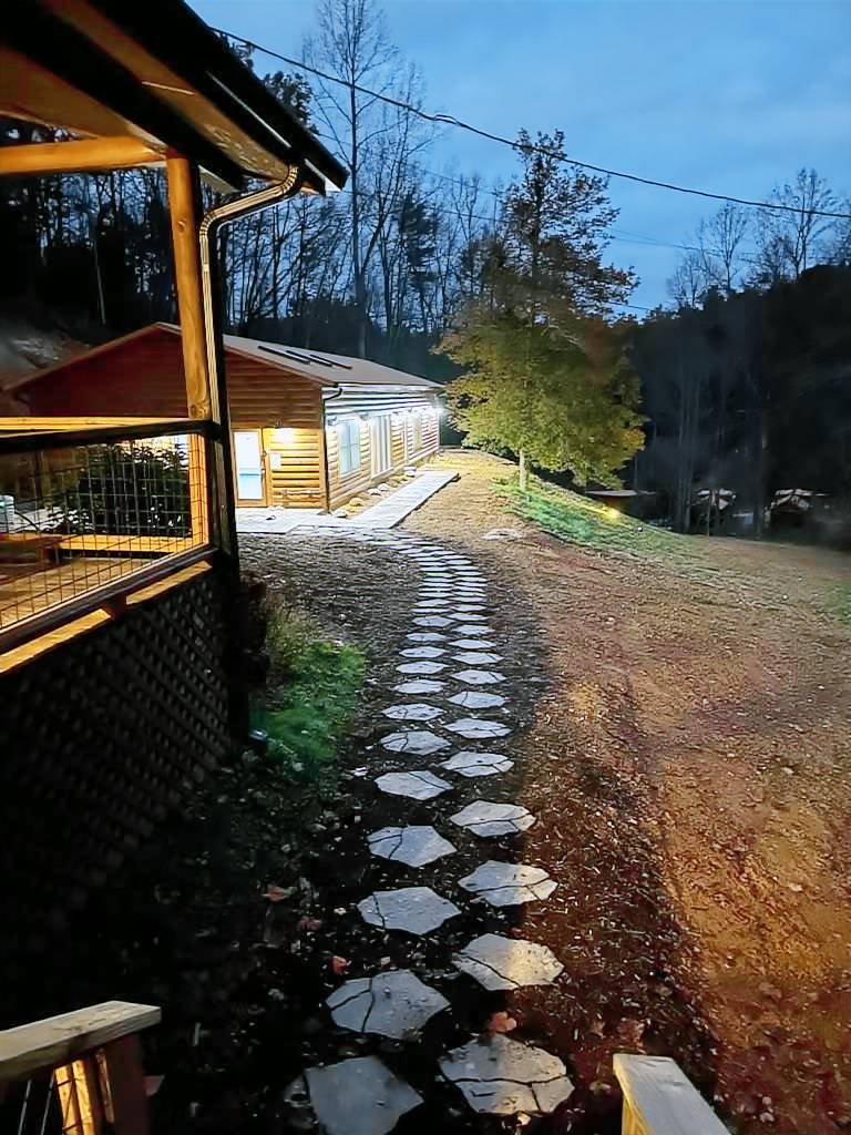 Child-friendly cabin with garden, private pool & jacuzzi | Water view | Pet-friendly — photo 5