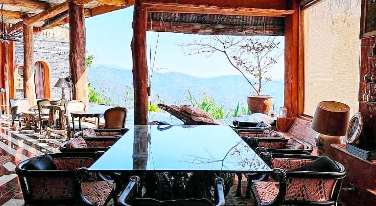 Lodge with jacuzzi, yard & patio | Dogs allowed — photo 3