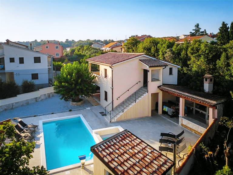 Fully equipped vacation home with private pool, patio & barbecue | Pets allowed — photo 3