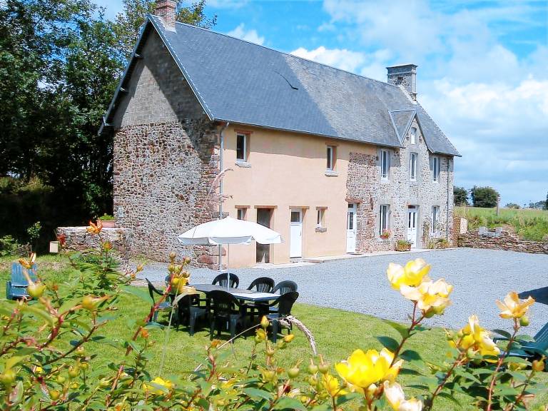 Gite with BBQ & yard in Coutances